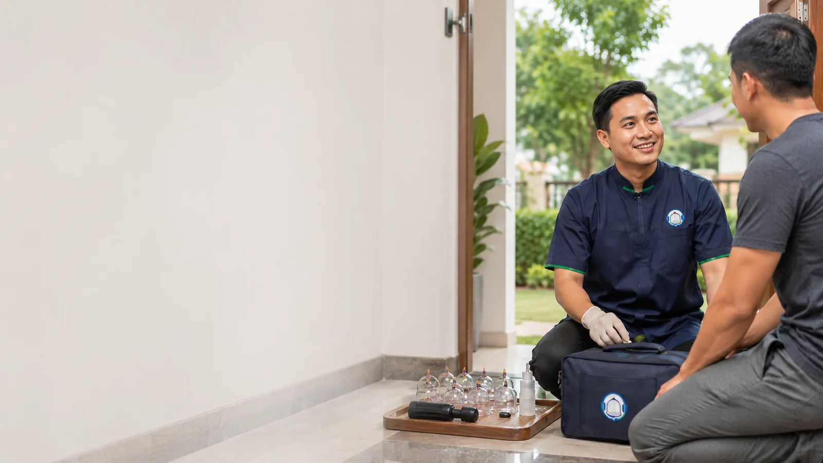 Terapis HaloBekam tiba di rumah pelanggan untuk layanan bekam panggilan Bogor